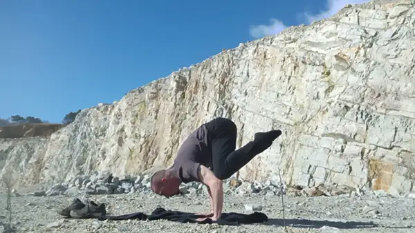 Charlie Markwitz en pratique pour Atman Yoga, séance physique de yoga Ashtanga Vinyasa sur les rives du Lac de Guerlédan.