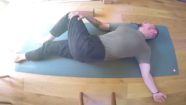 Charlie Markwitz en pratique pour Atman Yoga, séance apaisante de Yin Yoga en intérieur.
