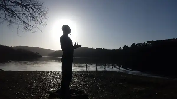 Charlie Markwitz en pratique pour Atman Yoga, séance de yoga en contre-jour, sur les rives du Lac de Guerlédan, Pays de Pontivy.